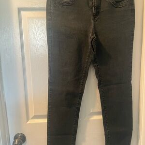 Sleek Black Skinny Jeans with Tapered Leg